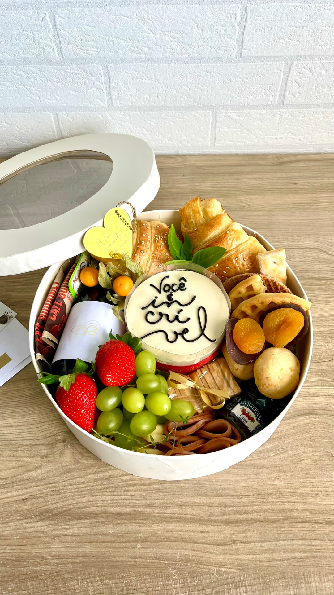 Cesta Luxo Bento Cake personalizada, campeã de vendas da Boloteria Artesanall